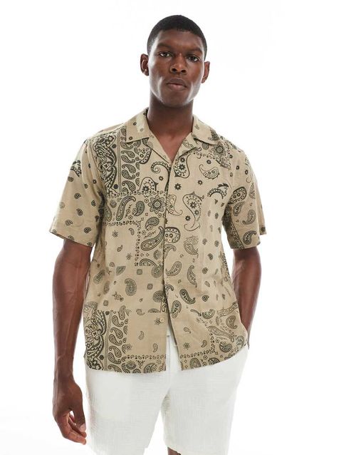Revere collar shirt in beige paisley print-Neutral