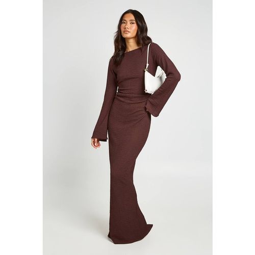 Boohoo Women's Textured Open Back Flared Sleeve Maxi Dress in Chocolate