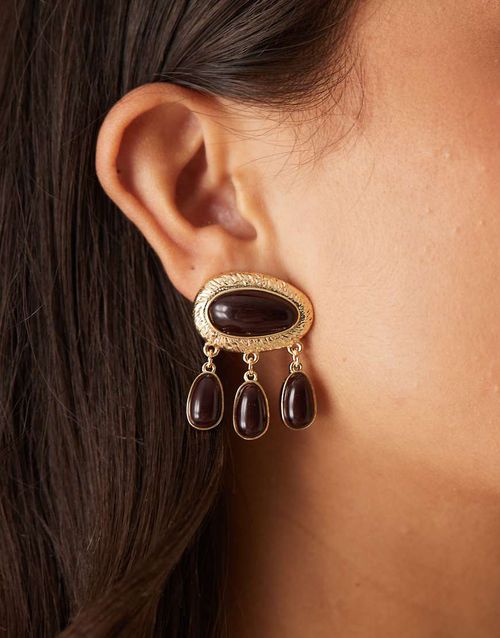 Stud earrings with molten stone setting and burgundy drops in gold tone-Red