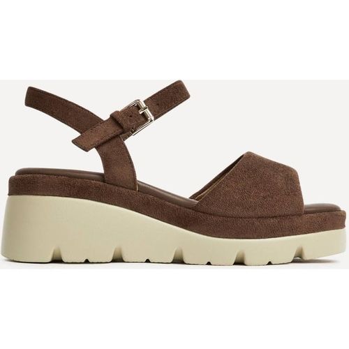 Linzi Women's Nyla Brown Platform Cleated Sandals | : 4/Standard Fit