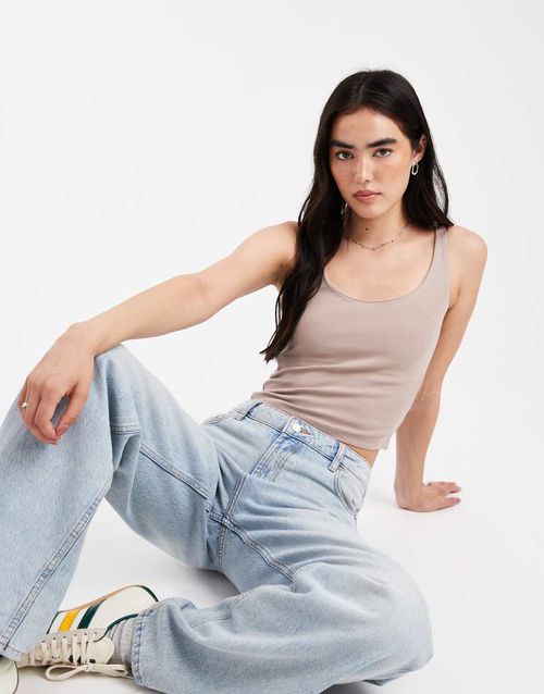Basic scoop crop vest in brown