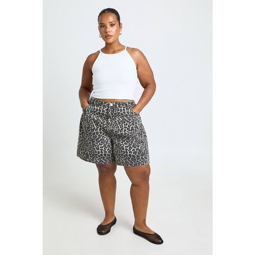 Boohoo Women's Plus Mid Rise Denim Boyfriend Short in Leopard
