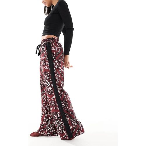 ASOS DESIGN Womens pull on trousers with contrast panel in dark cherry bandana print - Red - X-Sma