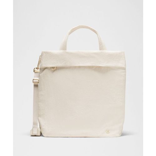 Lululemon – On My Level Tote Bag 20L – Color Gold/White