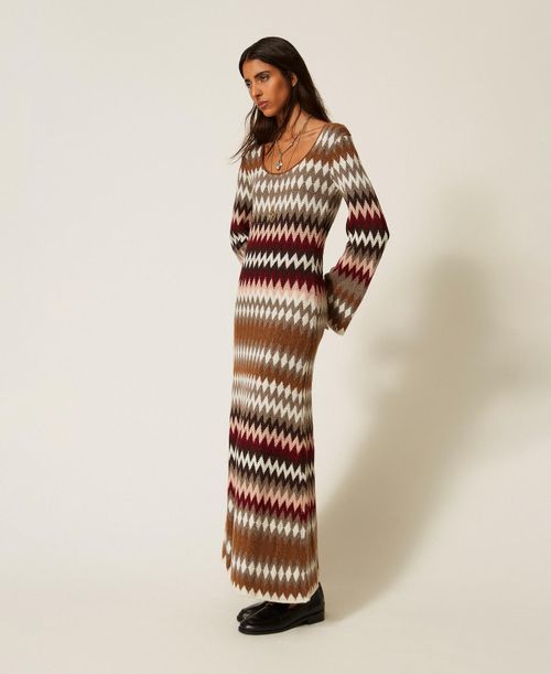 Use long jacquard knit dress