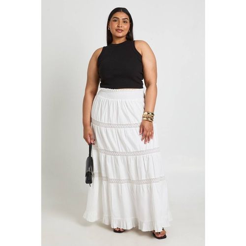 Boohoo Women's Plus Poplin Lace Detail Tired Maxi Skirt in White