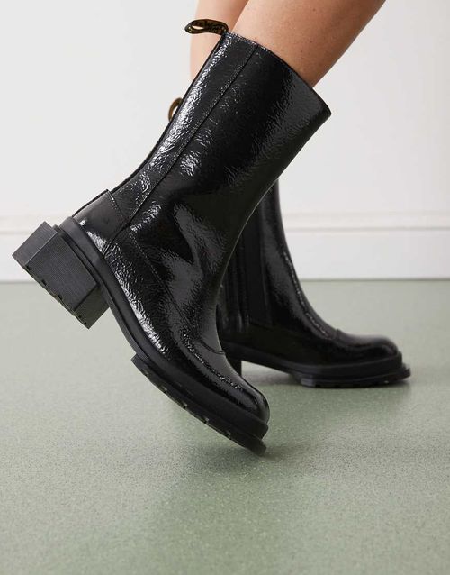 Maybole Hi crackle patent boot in black