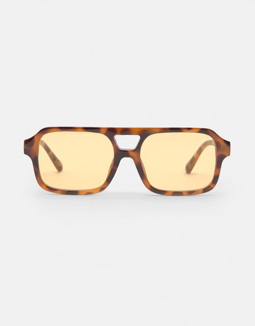 Aviator sunglasses with yellow lenses in brown