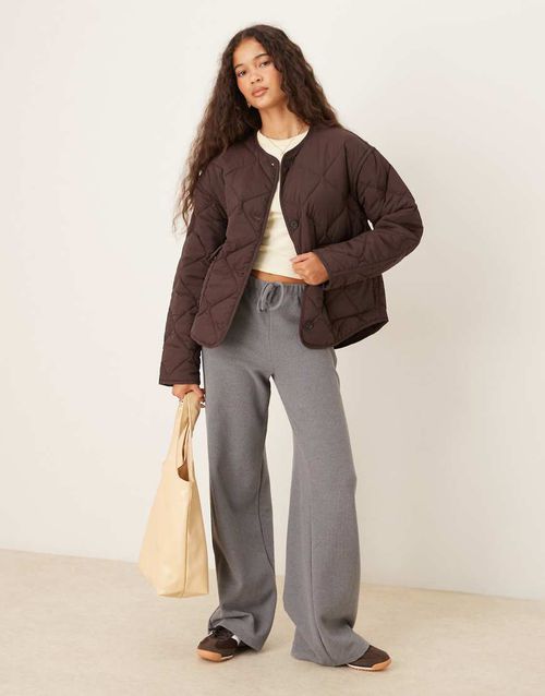 Quilted jacket with front flap pockets in brown
