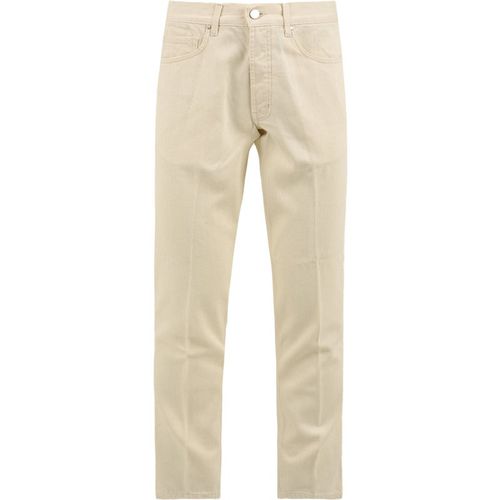 Indossa i jeans più pieni