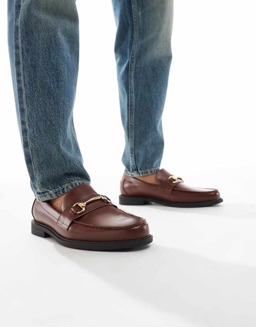 Penny loafers in brown with gold snaffle