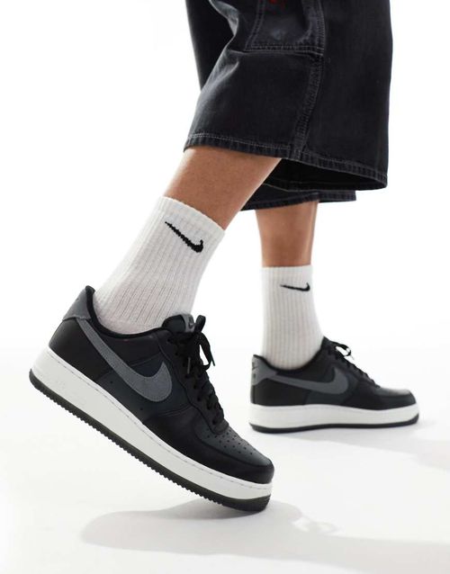 Air Force 1 '07 sneakers in black and gray
