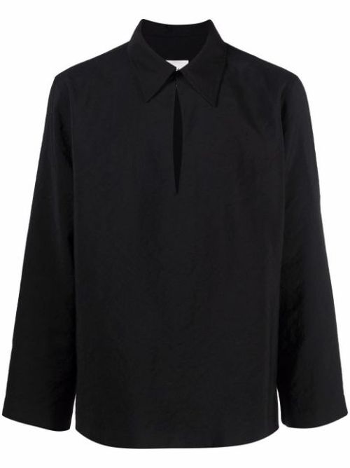 Low V-neck long-sleeved shirt