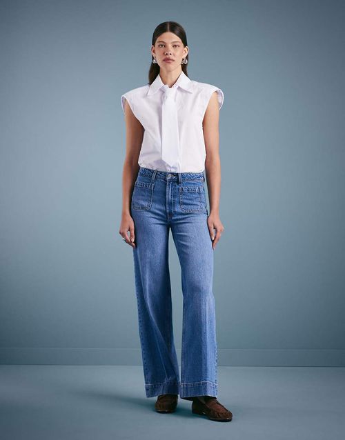 Clean wide leg jeans with front pockets in mid blue