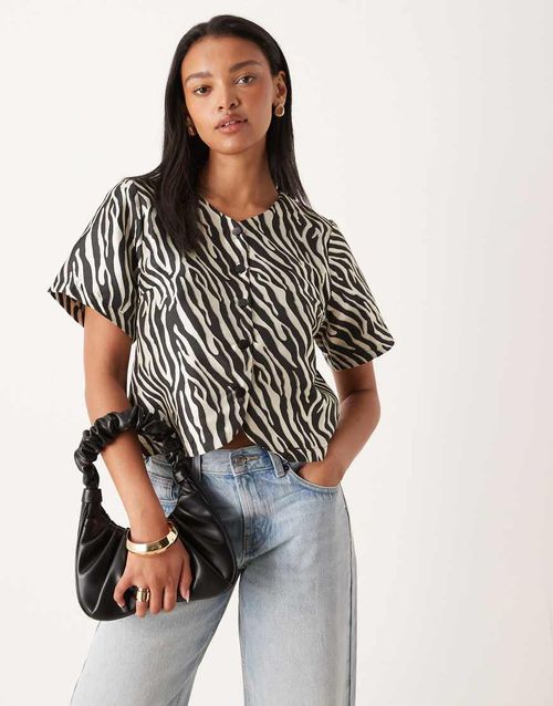 Structured top in black and white zebra print