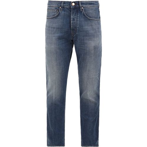 Indossa i jeans più pieni