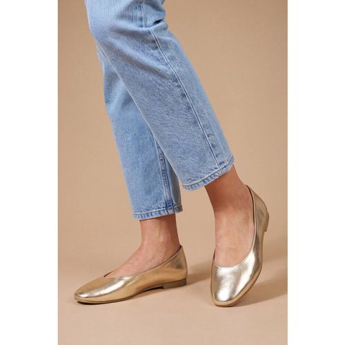 Dorothy Perkins Narina Metallic Faux Leather Round Toe Ballet Pumps In Gold