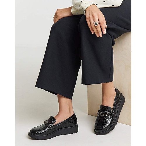 Low Wedge Loafer With Chain Wide