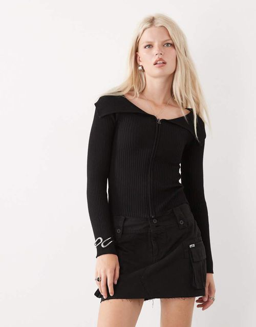 Mini cargo skirt in black
