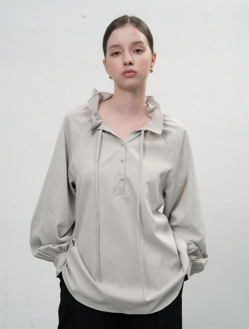 Loose-fit frill collar blouse / WBE3L03504