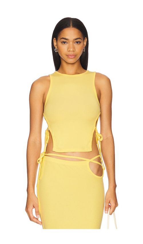 BY.DYLN X Revolve Len Top en Yellow.  M. Also en