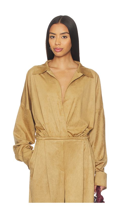 Norma Kamali BODY CHEMISE BOYFRIEND SUPER OVERSIZED en Tan. L. Also en M, S