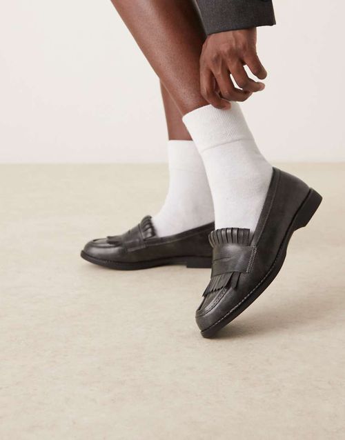 Fringed loafers in black