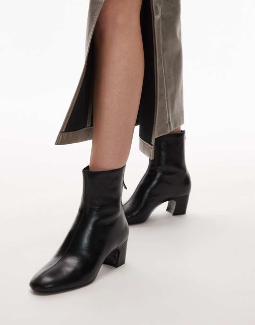 Leather round toe boots in black