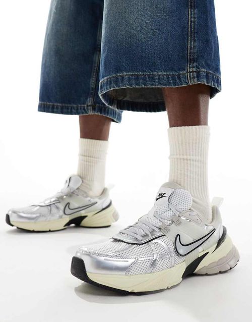 V2K Run sneakers in white and silver