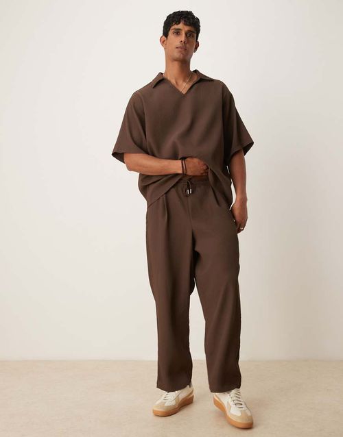 Relaxed tapered plisse sweatpants with pleats in brown