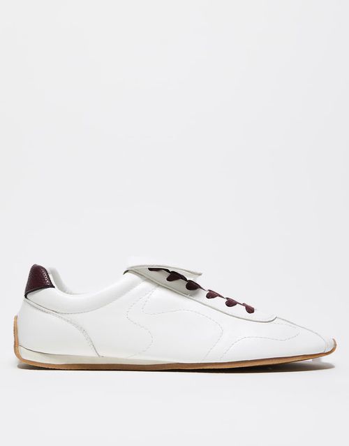 Retro trainers in white with oversized tongue