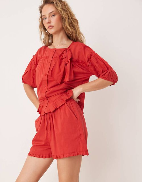 Ruffle edge shorts in red