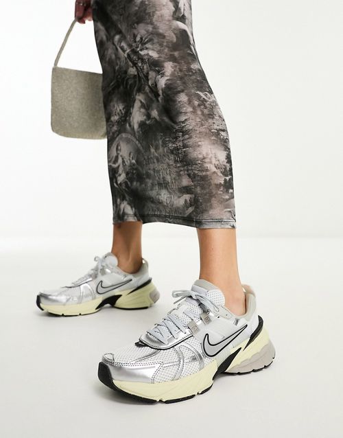V2K Run sneakers in white and silver