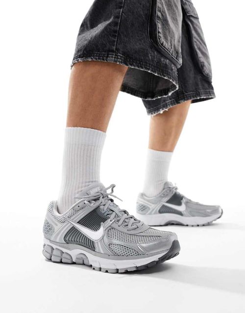 Zoom Vomero 5 sneakers in gray and silver
