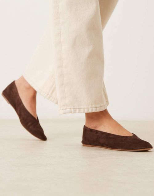 Leather flat shoes in ivory-White