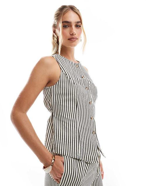 Crew neck stripe waistcoat in black