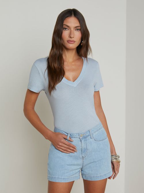 L'AGENCE Becca Cotton V-Neck T-Shirt In Blue Fog