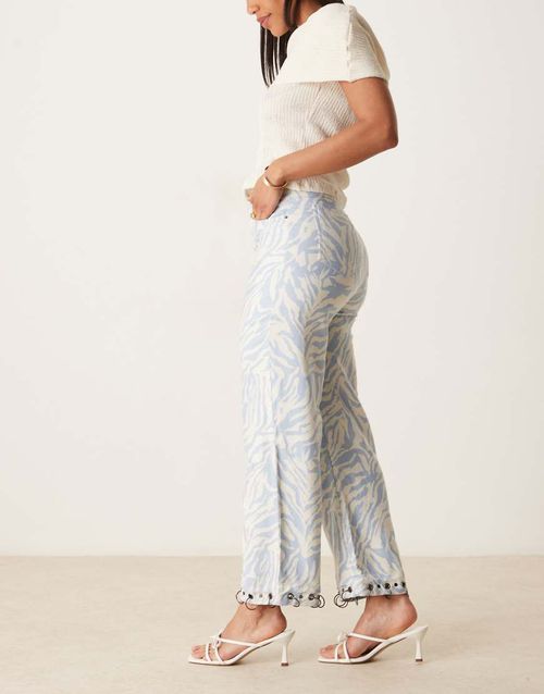 Pants with contrast detail in blue zebra print