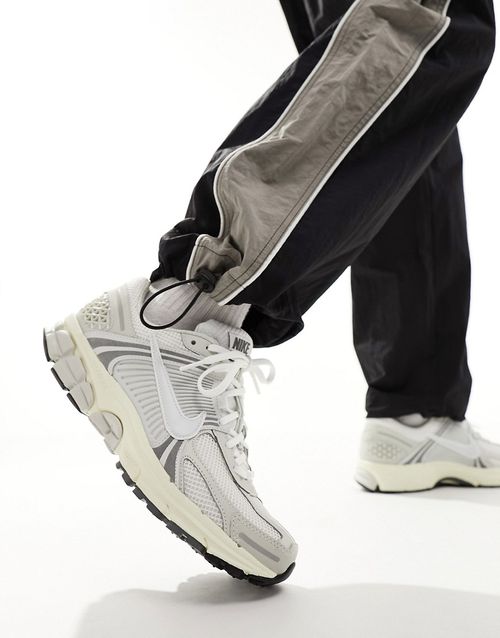 Zoom Vomero 5 sneakers in white and cream
