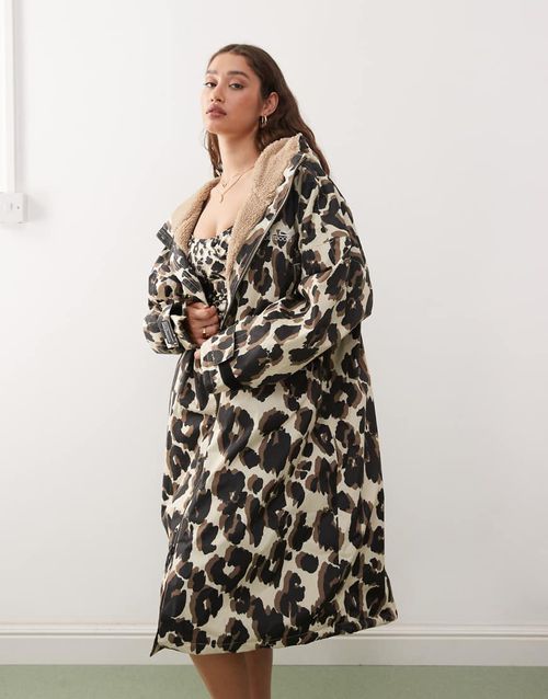 Adult waterproof changing robe in leopard print-Neutral