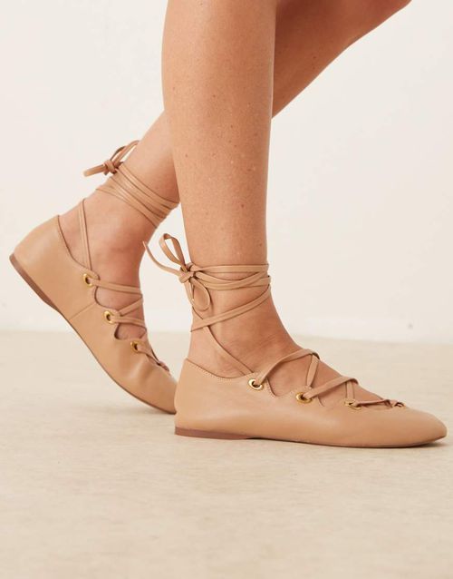 Leather lace up flat shoe in pink
