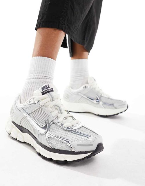 Zoom Vomero 5 sneakers in gray and silver