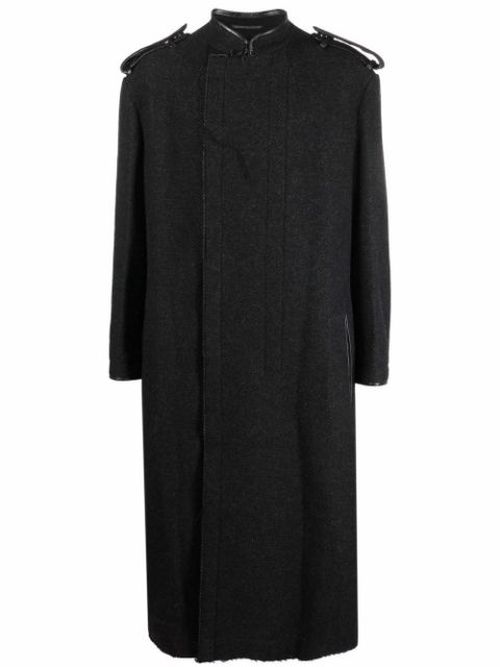 Shoulder tabs detail coat