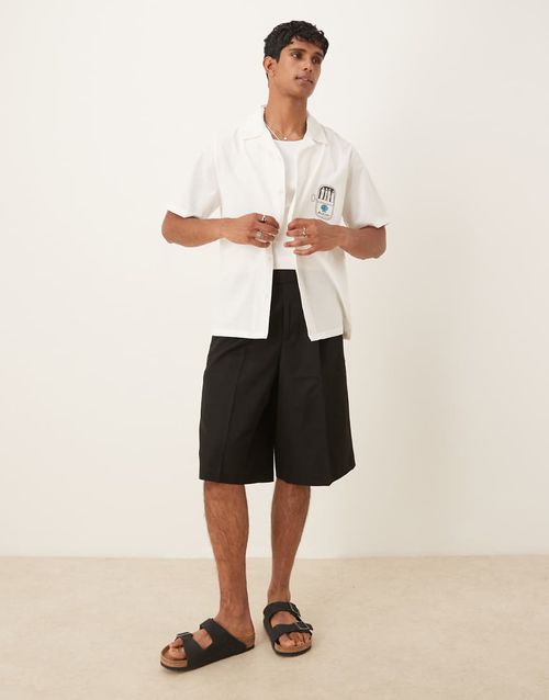Smart oversized Bermuda shorts with front pleat and D-ring-Black