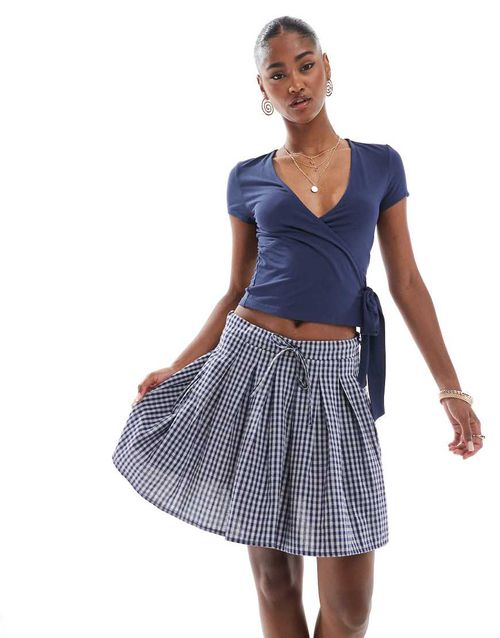 Pleated mini skirt with tie waist in navy gingham