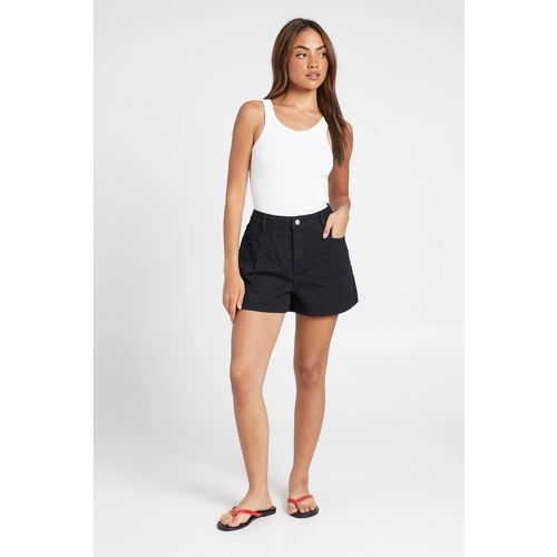 Boohoo Women's High Waist Pleated Denim Short in Black