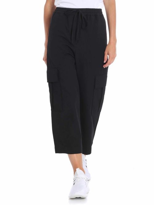 Black crop trousers with pockets