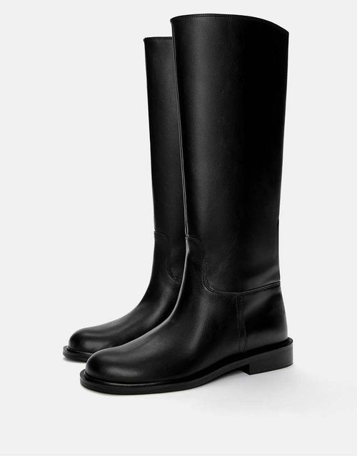 Flat boots in black