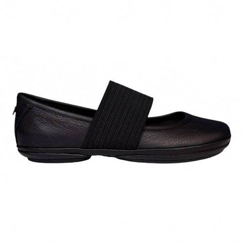 Women's Right Nina Flats In Black