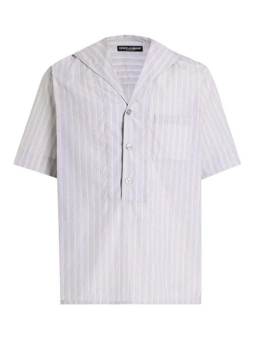 Three-button short sleeved shirt